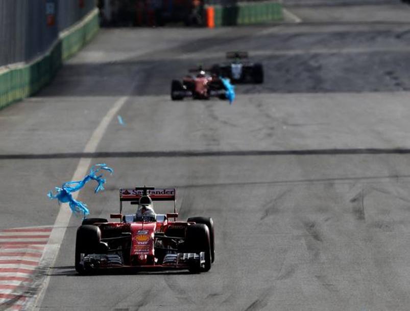 Vola via il sacchetto impigliatosi sul muso della Ferrari di Vettel. Getty